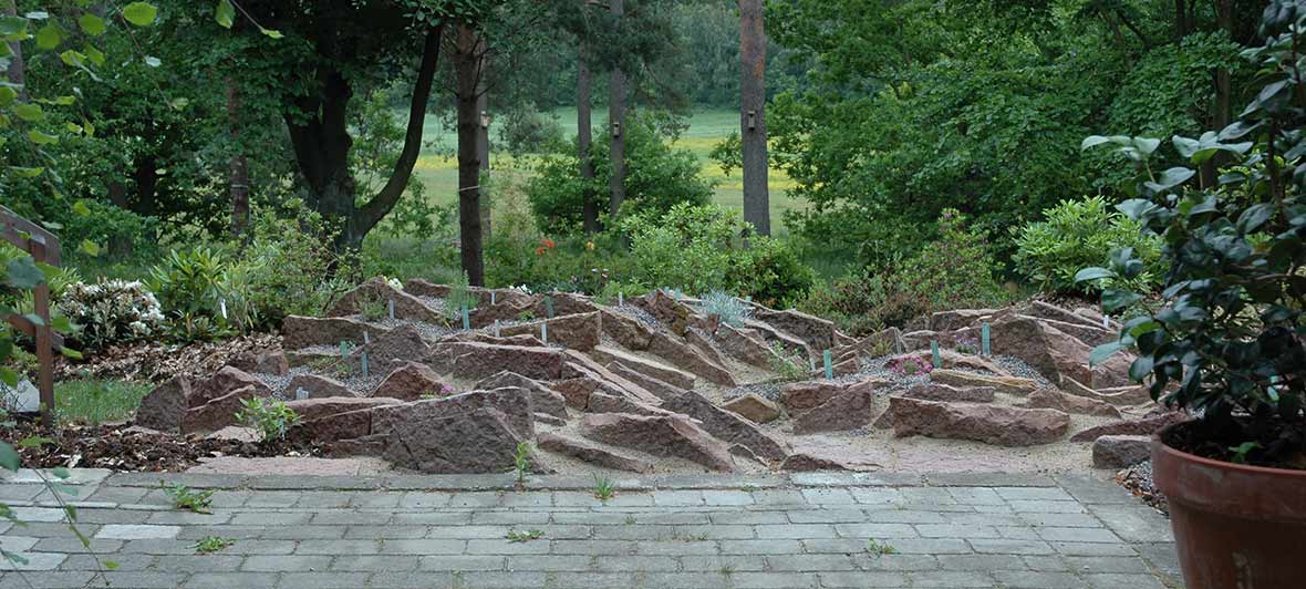 Stefan har placerat sin crevice garden så att den blir ett vackert komplement till den vackra utsikten från huset.