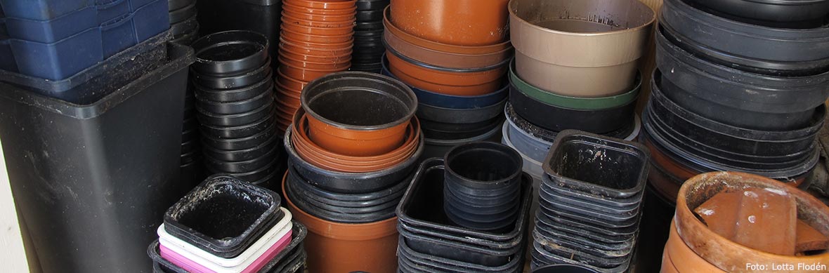 Plastkrukor i olika storlekar.
