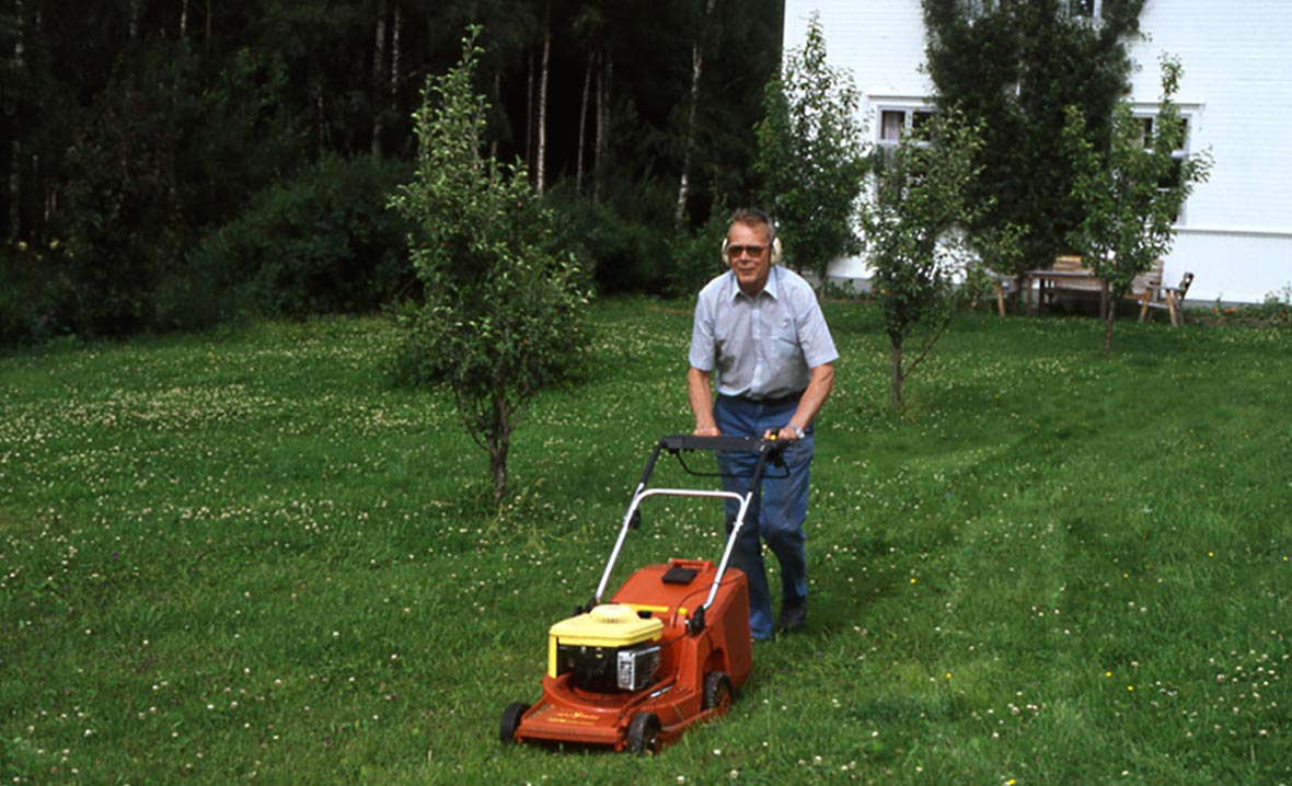 Nils Åkerstedt klipper sin gräsmatta.